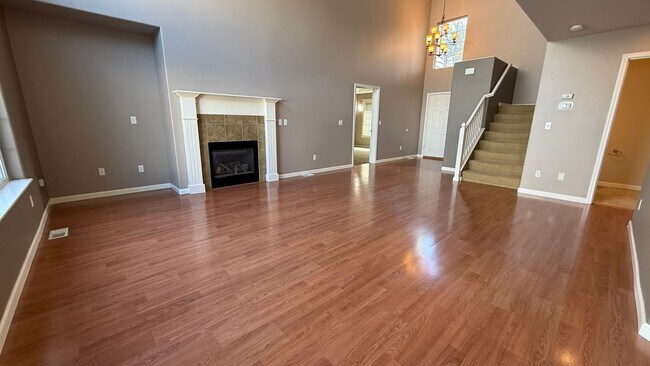 Building Photo - West Side 3 Bed/2.5 Bath Townhouse Condo. Available NOW!