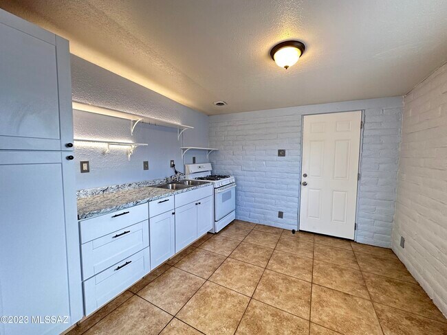 Foto del edificio - 5739 E 24th St