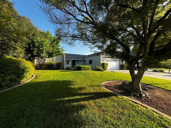 Building Photo - 3142 E Race Ave