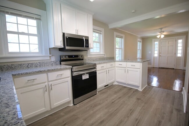 Building Photo - Charming 2 Bedroom, 1 Bath Brick Home in a...