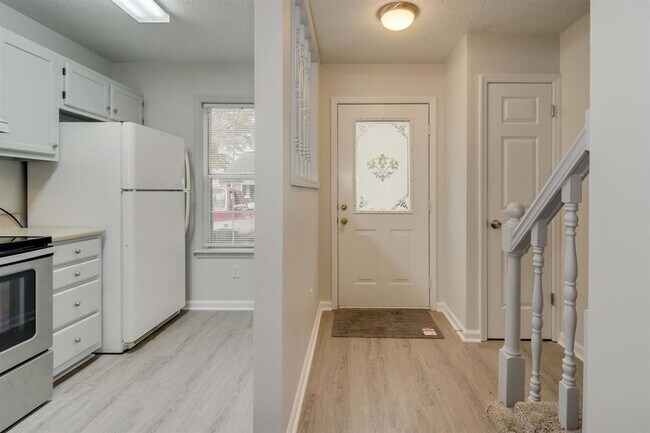 Foto del edificio - Remodeled 2 bedroom 1.5 bathroom townhome ...