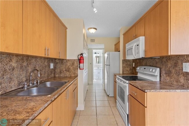Building Photo - 3550 Blue Lake Dr
