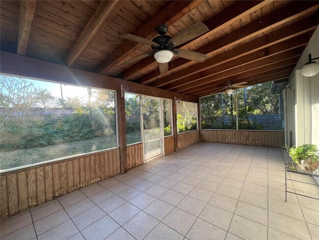 Foto del edificio - 19700 Whispering Pines Rd