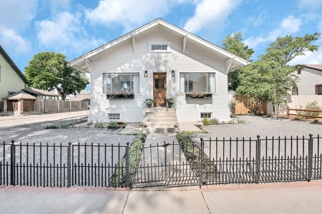 Building Photo - Elegant Fully Furnished 1BR Basement Suite...