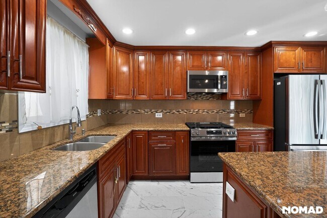 Foto del edificio - 7151 Hamlin Ave