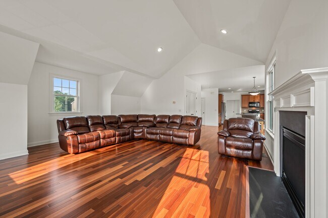 Building Photo - 5 Rolling Hills Dr