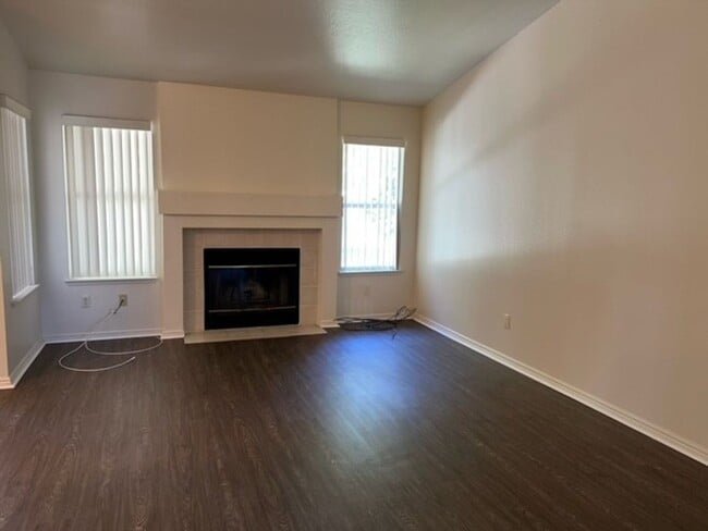 Building Photo - Vineyard home with luxury vinyl plank. Close to schools, shopping and transportation.