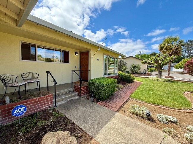 Building Photo - THREE BED / TWO BATH SINGLE LEVEL TERRA LINDA HOME WITH FAMILY ROOM AND A/C