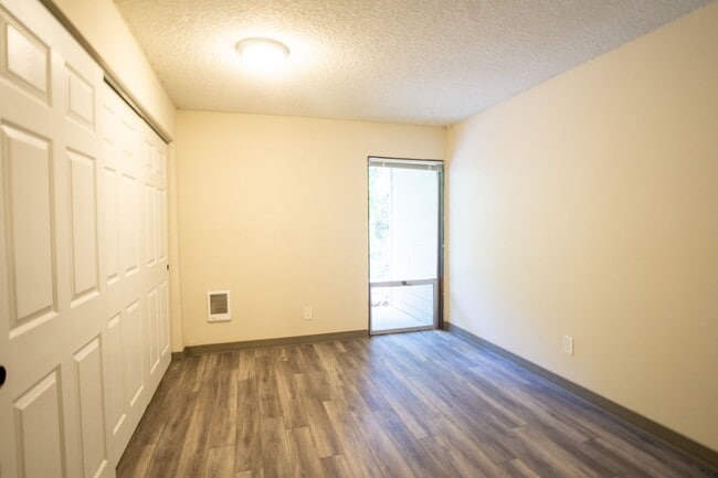 Building Photo - 1-Bdr on Pill Hill: Private Patio & Close ...