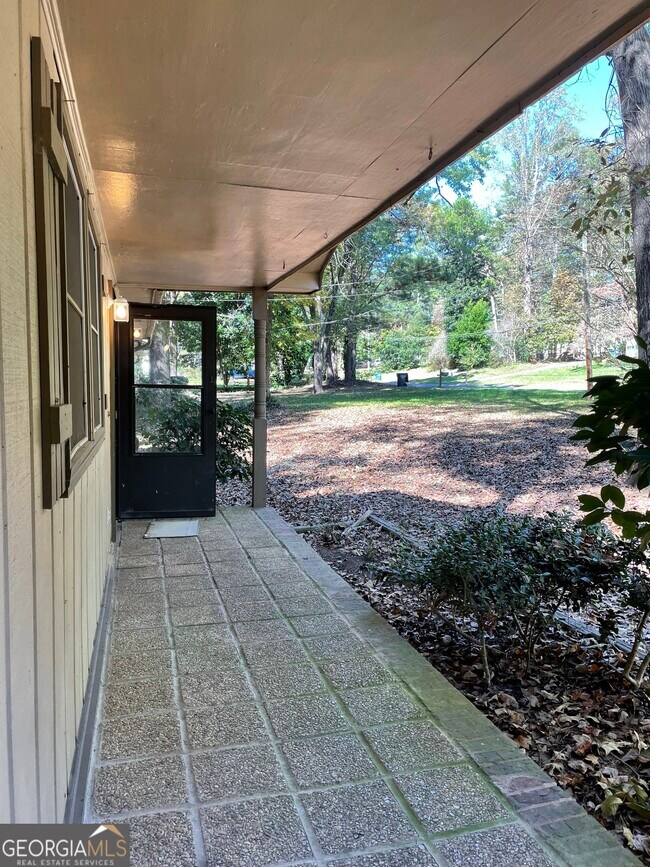 Building Photo - 2983 Deshong Dr SW
