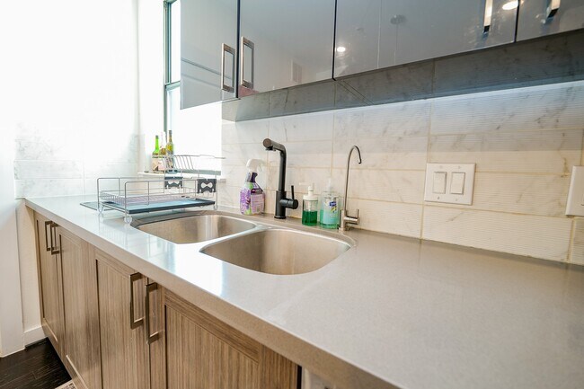 Foto del edificio - 2401 Crawford St