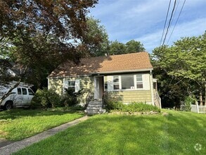 Building Photo - 10 N Oak St