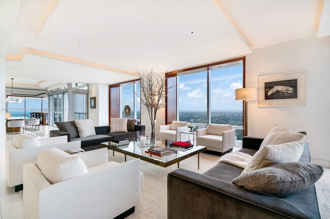 Building Photo - 1425 Brickell Ave