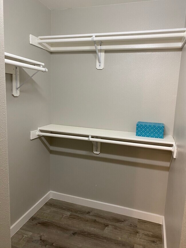 Vestidor - 123 E Potter Dr