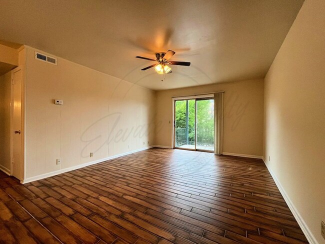 Foto del edificio - Two Bedroom Spacious Second-Floor Apartmen...