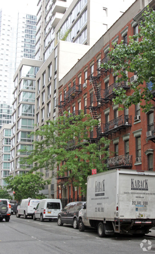 Primary Photo - 449 W 37th St