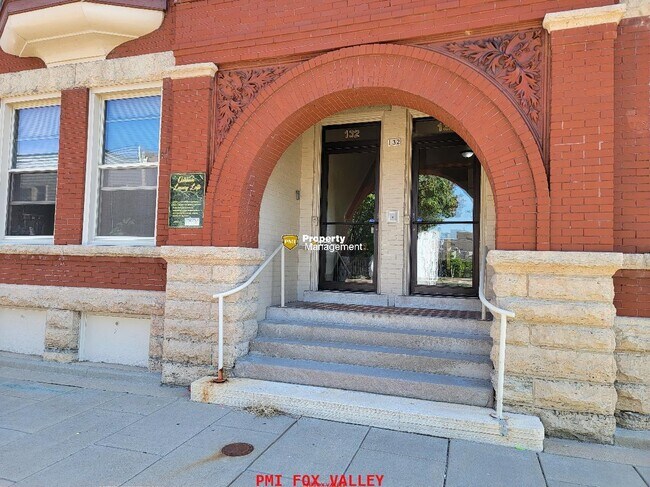 Foto del edificio - Charming 1-Bedroom Apartment in Oshkosh, W...