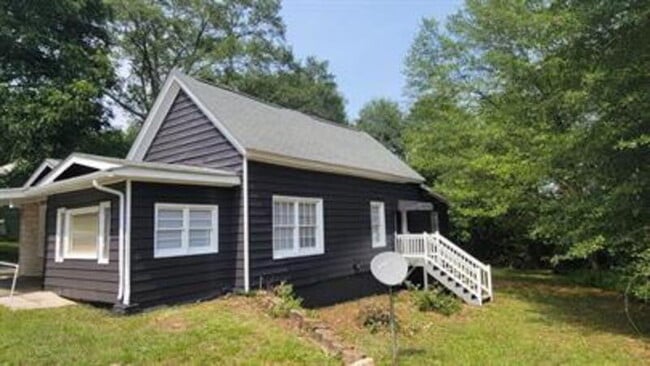 Building Photo - 10 Sanford Ave