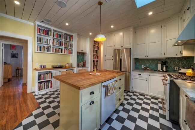 Building Photo - 1704 Alameda Dr