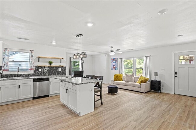 Foto del edificio - Room in House on Peeples St SW