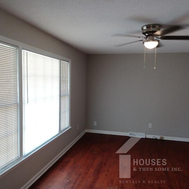 Foto del edificio - 218 Singing Woods Ln