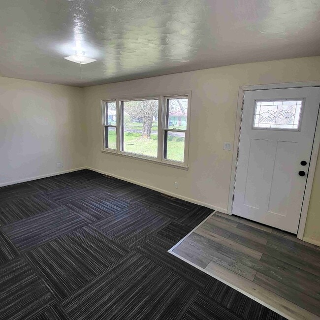 Building Photo - 2050 Reggie Dr