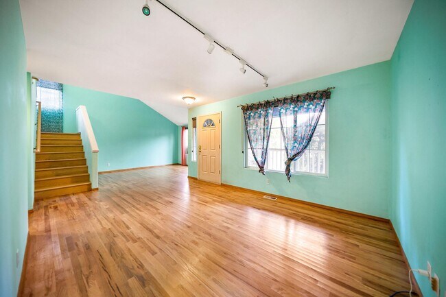 Building Photo - 5 Bed 2.5 Bath Spacious House For Rent In Poulsbo!!!