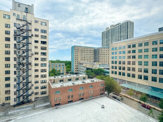 Building Photo - 2909 N Sheridan Rd