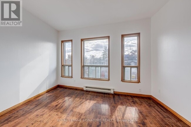 Photo du bâtiment - 3038 Dundas St W