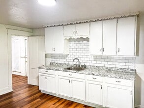 Building Photo - 307 S Rosehill Ave