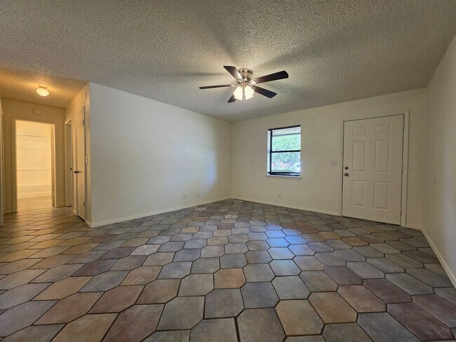 Foto del edificio - 3 bedroom home in Tecumseh!