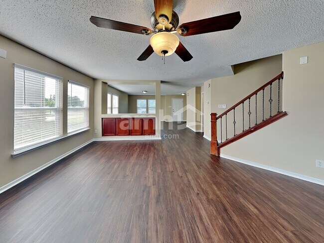 Foto del edificio - 558 Streamside Dr