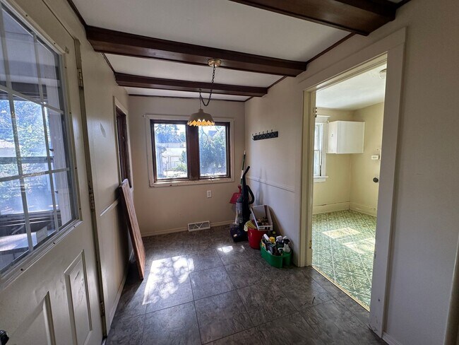 Foto del edificio - Large 3+ Bedroom House $1100