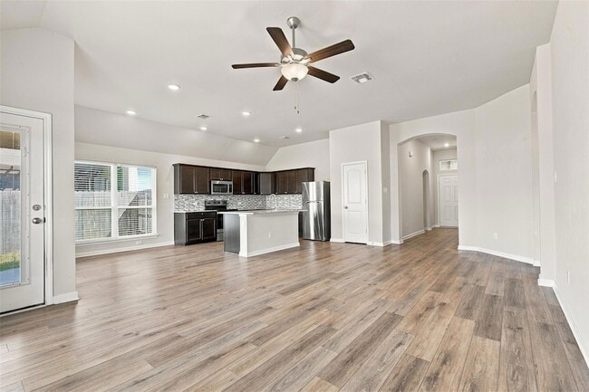 Building Photo - 808 Fallbrook Dr