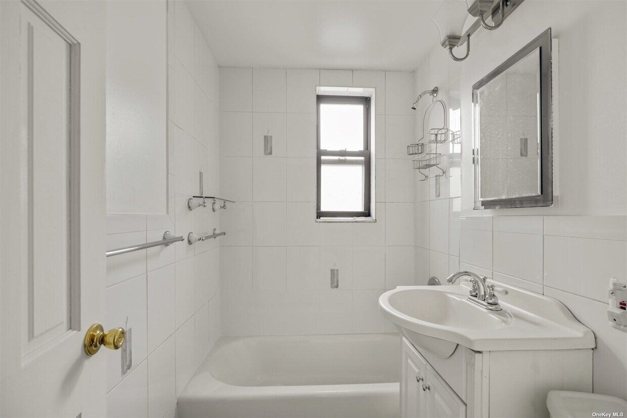 Foto principal - 87-70 173rd St