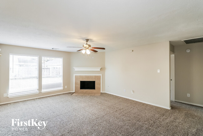 Foto del edificio - 8726 Elm Drake Ln