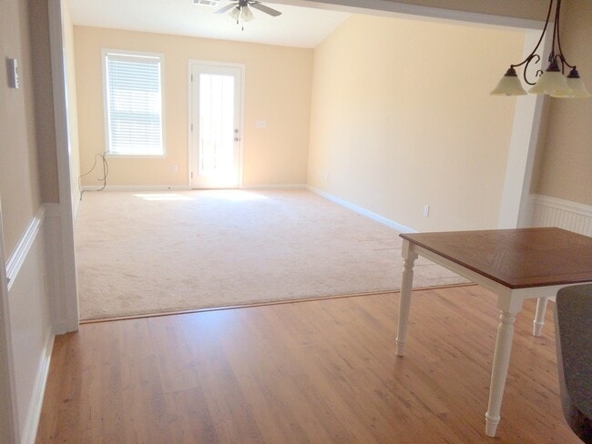 Building Photo - 221 Sunview Dr