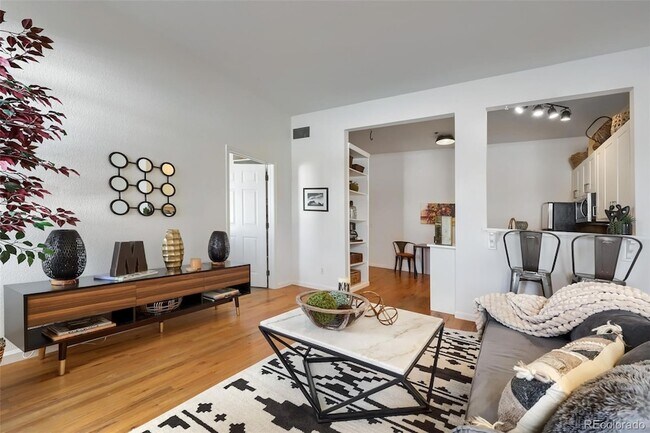 Foto del edificio - 1425 N Washington St