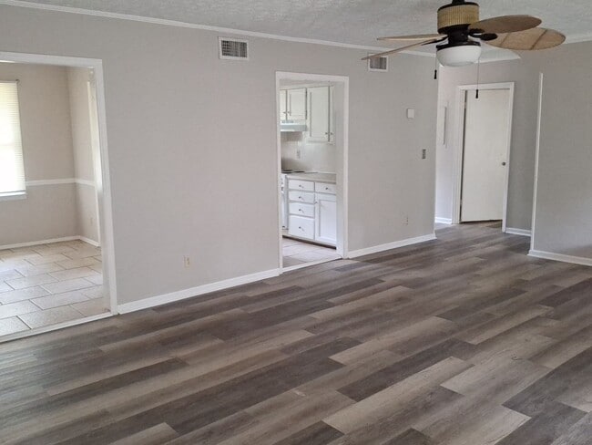 Building Photo - Charming Three Bedroom home available in Phenix City Al!