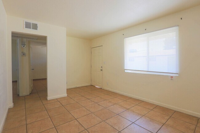 Building Photo - 1021 N 28th St