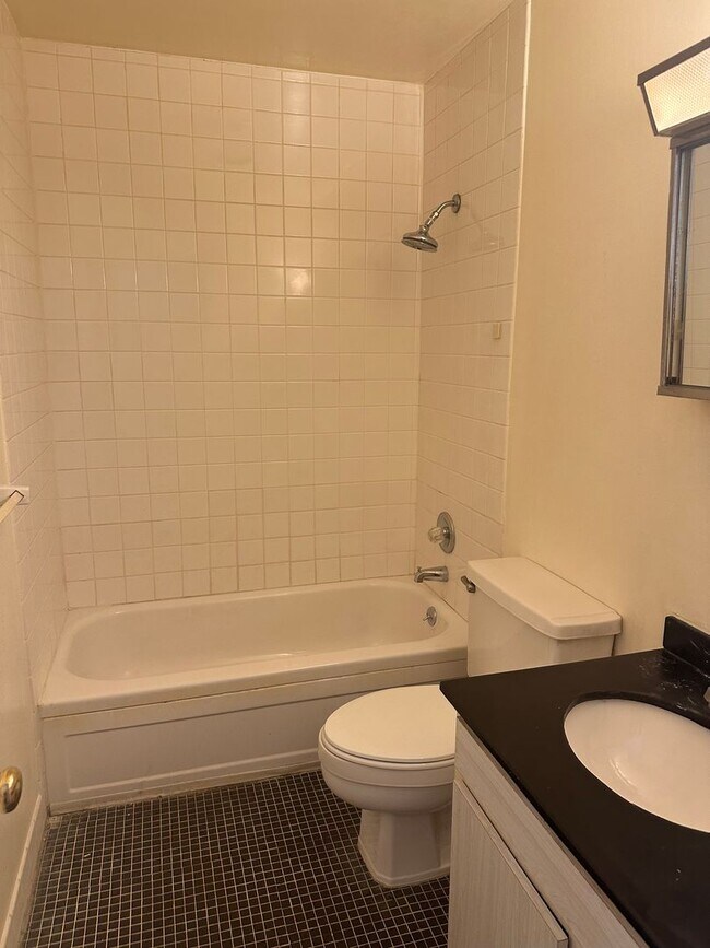 Foto del edificio - 2 Bedroom/ 2 bath Condo