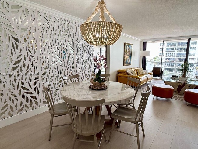 Foto del edificio - 5757 Collins Ave
