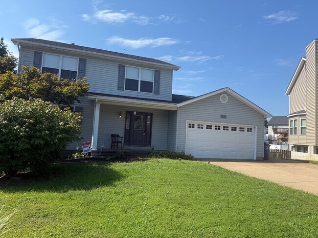 Building Photo - 4 bedroom 2.5 Bath 1.5 Story Home In Fox S...