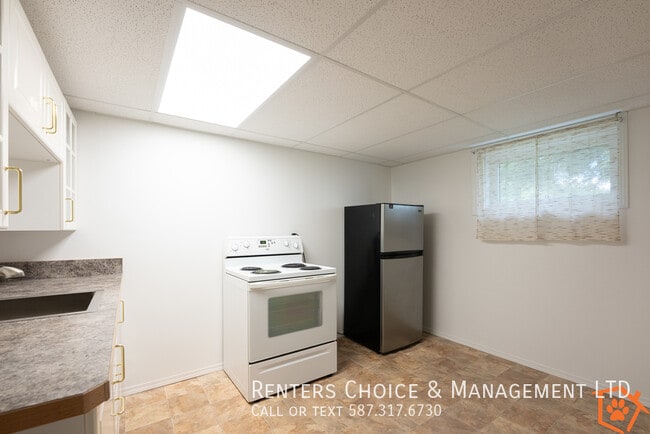 Building Photo - Pet Friendly Basement Suite Easy Walk to W...