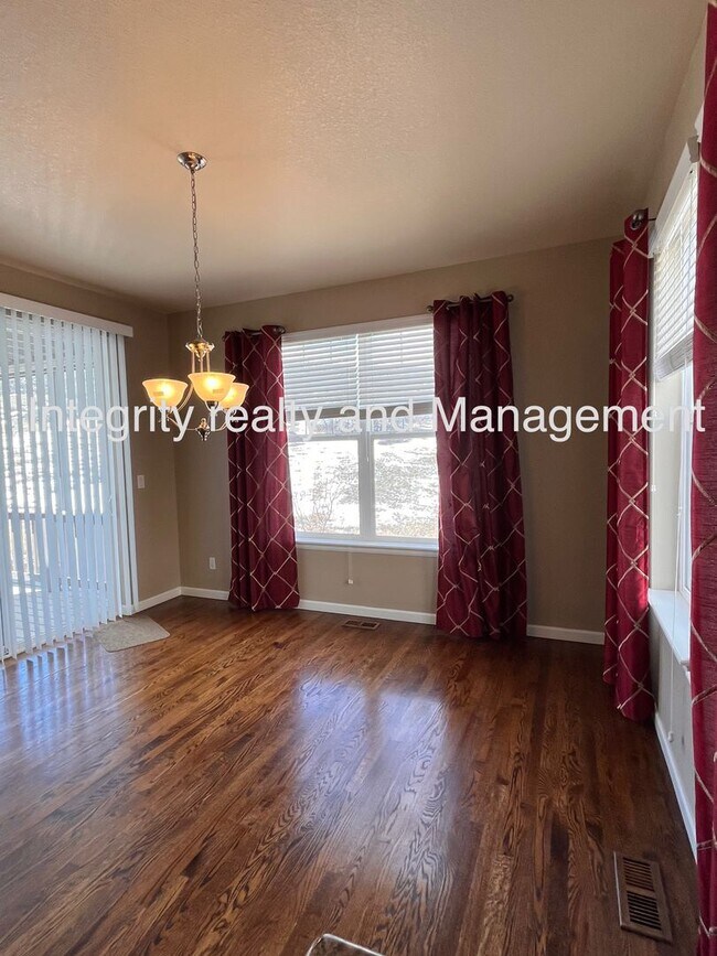 Foto del edificio - 4 Bed/3 Bath, 3,550 Sqft -1057 Clear Sky Way Castle Rock, CO 80109