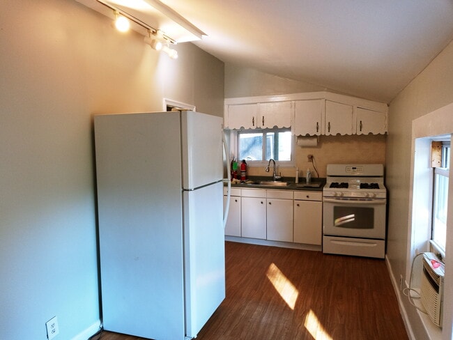 Kitchen - 213 W Nicholson Rd