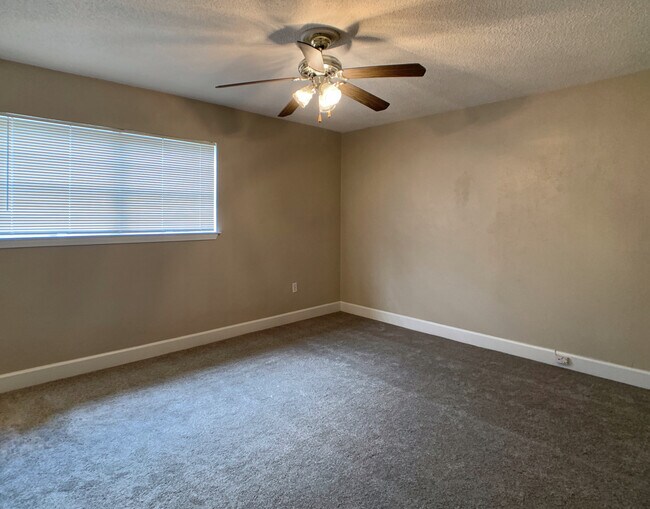 Foto del edificio - 704 E Fairfield Dr