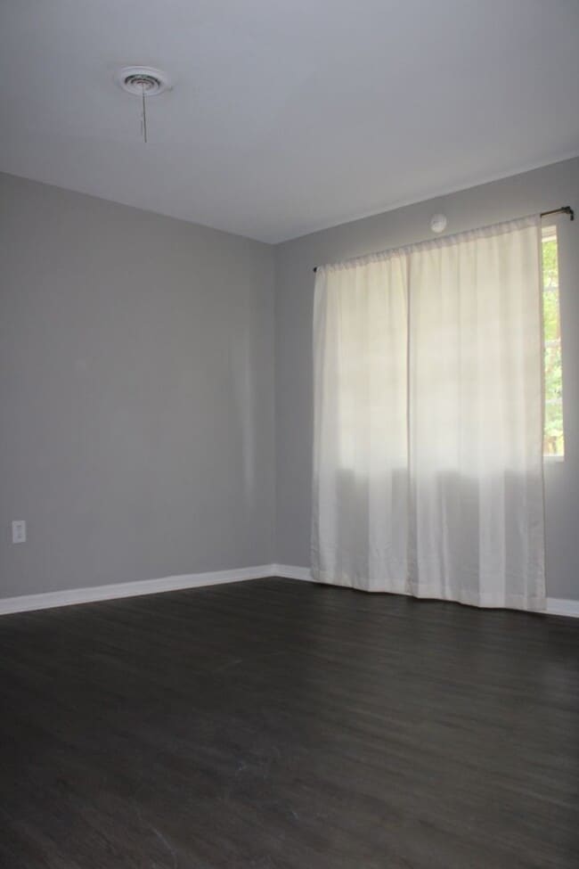 Building Photo - Charming 3 Bedroom, 1.5 Bath Home with Gar...