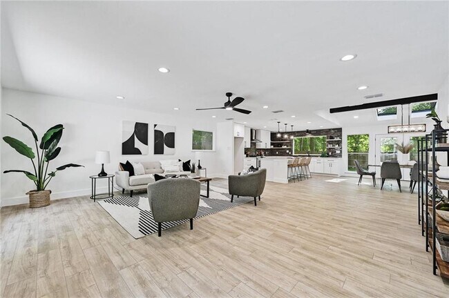 Building Photo - 1804 St Albans Blvd