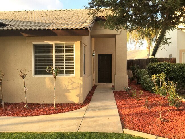 Foto del edificio - Beautiful 3 Bed 2 Bath in Riverlakes Commu...